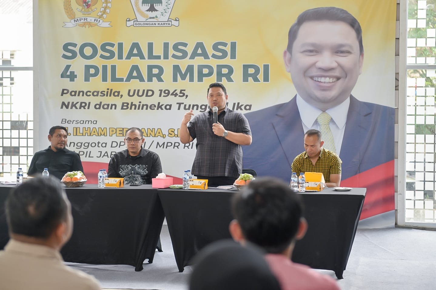 anggota-mpr-ri-dari-partai-golkar-ilham-permana-di-sela-sela-8vbq
