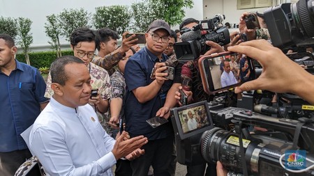 menteri-energi-dan-sumber-daya-mineral-esdm-bahlil-lahadalia-usai-rapat-terbatas-dengan-presiden-prabowo-subianto-di-istana-ne-1_169