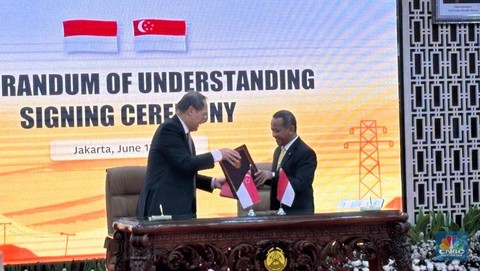 menteri-energi-dan-sains-dan-teknologi-singapura-tan-see-leng-kiri-dan-menteri-energi-dan-sumber-daya-mineral-indonesia-bahlil-1749787603166_169