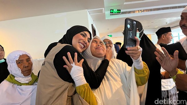 timwas-haji-dpr-sari-yuliati-1749019819649_169 Timwas Haji DPR Sari Yuliati saat mengunjungi jemaah haji di Hotel Al-Hulafa Al-Fady, Makkah, Selasa (3/6/2025). Foto: Lusiana Mustinda/detikHikmah