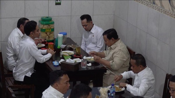 momen-prabowo-jokowi-gibran-makan-bersama-di-warung-bakmi-jawa-solo-dok-tim-media-presiden-1753065974204_169