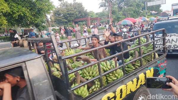 donasi-pisang-untuk-demo-pati-1754914992332_169
