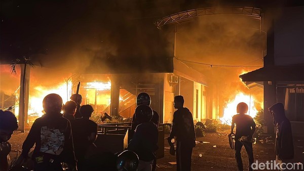 gedung-dprd-kota-kediri-dibakar-massa-1756553934978_169