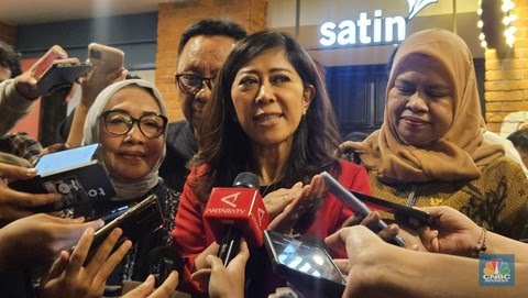 menteri-komdigi-meutya-hafid-saat-ditemui-di-mal-grand-indonesia-jakarta-kamis472025-cnbc-indonesiaintan-rakhmayanti-dewi-1751623114950_169