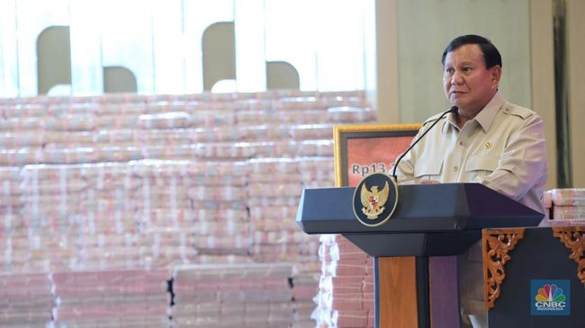 presiden-prabowo-subianto-bersama-beberapa-kabinet-menteri-merah-putih-dan-jaksa-agung-st-burhanuddin-dalam-penyerahan-uang-pe-1760936751577_169