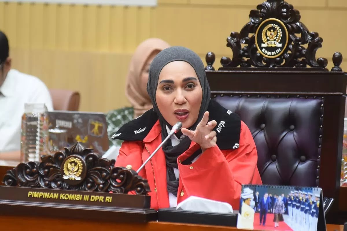 Wakil_Ketua_Komisi_III_DPR_RI__Sari_Yuliati_saat_membuka_RDP_di_Ruang_Rapat_Komisi_III_DPR__di_Gedun20260115153735-1971265767