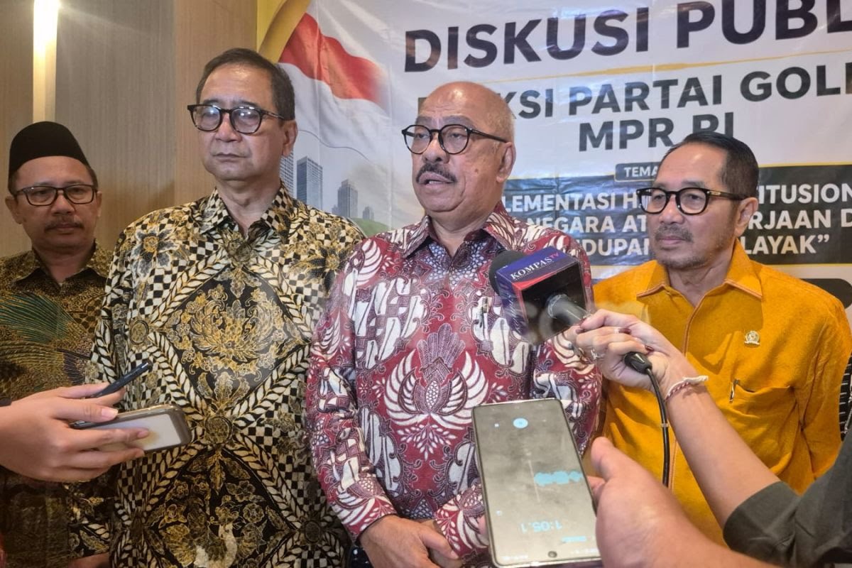 ketua-fraksi-golkar-di-mpr-ri-melchias-markus-mekeng-tengah-f1zm